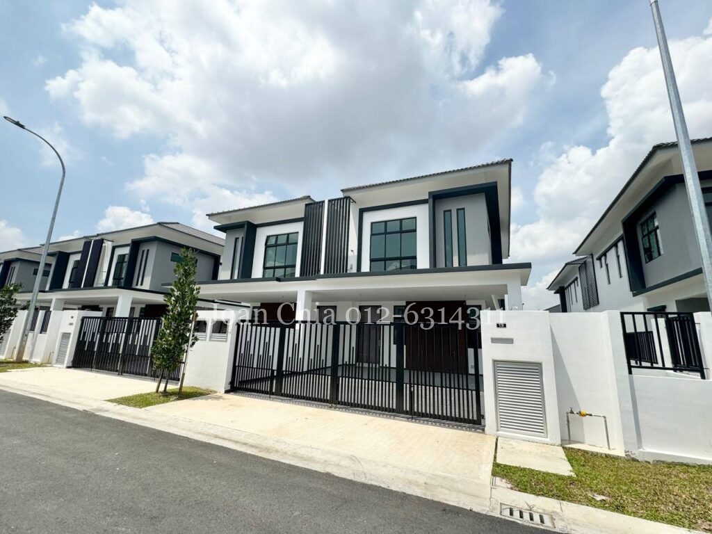 New Launching Double Storey Terrace House 

Built up : 1,569 sq.ft 
Key Feature : 
-4 bedroom + 3 bathroom 
-Bumi Lot | Non Bumi Lot 
-Gated and Guarded 
Remark : Freehold, Free SPA Legal fee

Price : RM 491,400