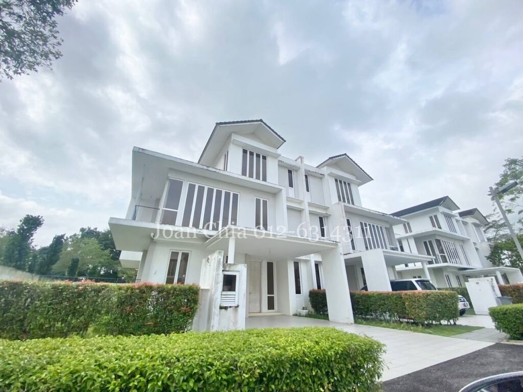 Emerald Bay, 3 Storeys Semi-Detached

Built up : 4,285 sq.ft
Key Feature :
-4+1 bedroom
-Freehold
-Completed Unit
Remark : Freehold

Price RM 2,542,500